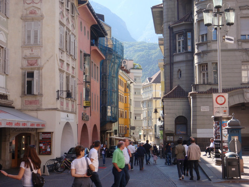 Bozen/Bolzano's main shopping Promenade.